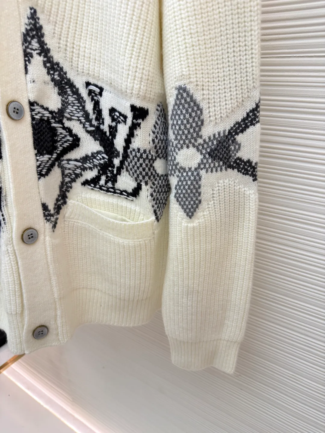 LOUIS VUITTON Ski Series Graphic single-breasted cardigan V-neck sweater ●Original version: Purchased and developed by 15699 ●Item number: 1681681-B90 ●Fabric: wool blended fabric ●Technology: knitted intarsia production ●Color: off-white ●Version: fitted version ●Weight: about 900 grams ●Size: XS-S-M-L ●Description: This sheep wool cardigan is embellished with eye-catching logo patterns, large size LV Letters and Monogram flowers overlap on the lower body and sleeves, creating a snowflake-like scene. The elegant intarsia knit uses contrasting stitching and contrasts with a wide ribbed base for a three-dimensional effect. Perfect for après skiing and a relaxing night out. The overall wiring is straight and delicate, the fabric is comfortable and soft, and the color is consistent without color difference. It can be matched with the same style to create a fashionable look and control various occasions. Customized accessories, complete with three standards, same style for men and women!